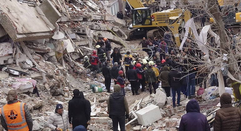 Time de vôlei está desaparecido após terremoto na Turquia.